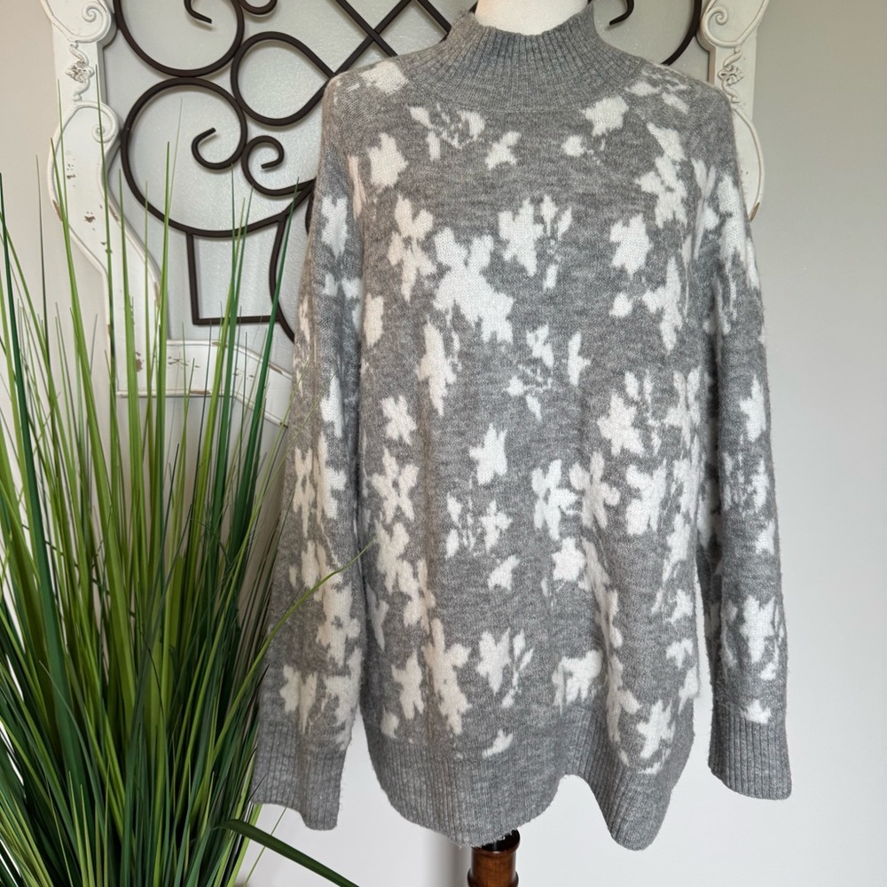 LIZ CLAIBORNE Size XL Gray Floral Sweater